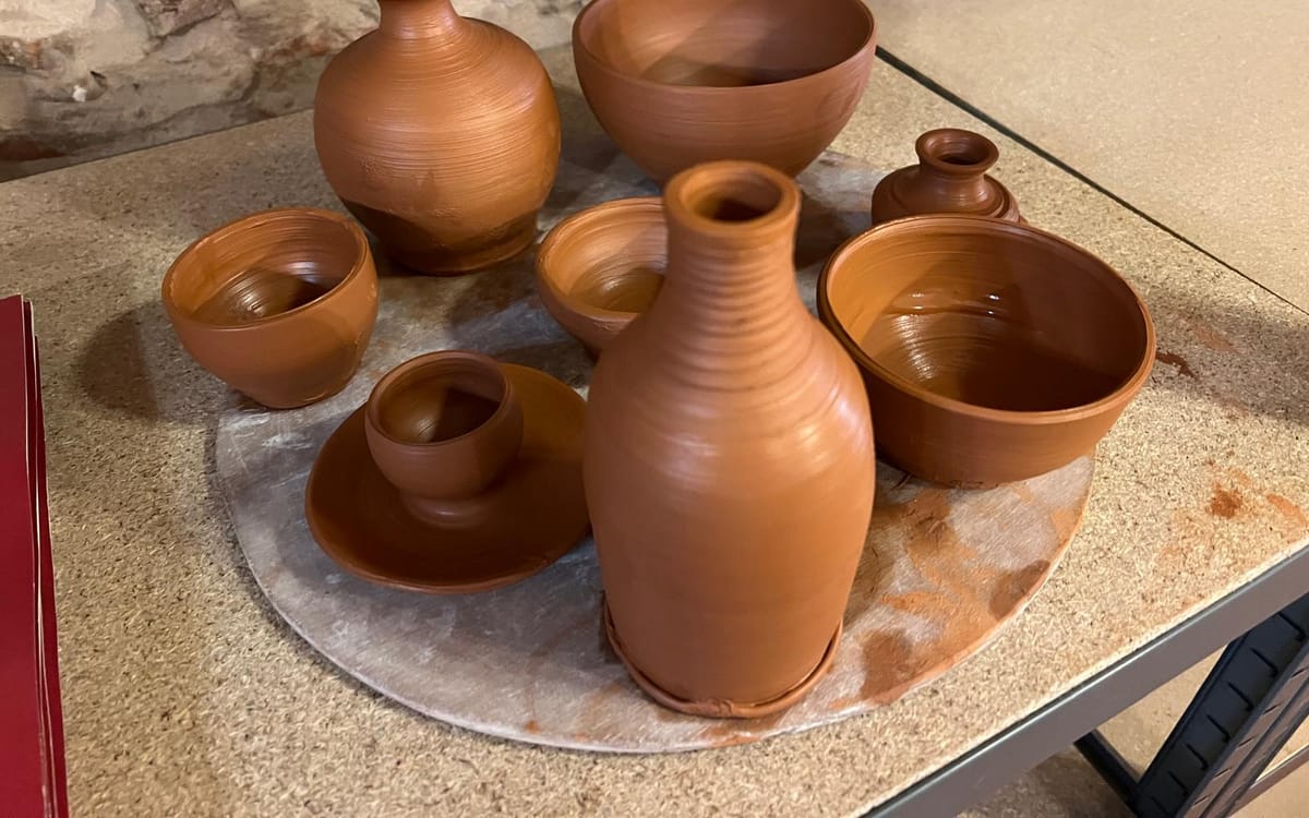 Vases, bols et coupes en terre cuite tournés à l'atelier