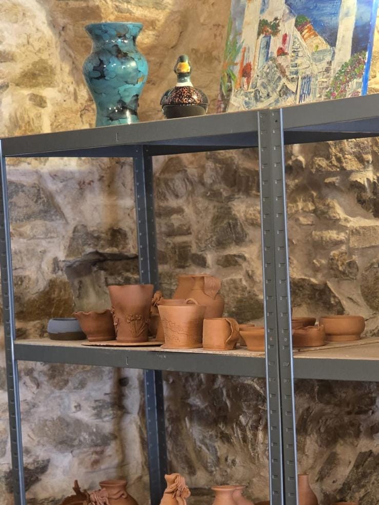 Étagères garnies de poteries en attente de cuisson